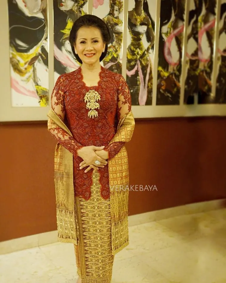 12 Model Kebaya untuk Ibu-Ibu di Hari Pernikahanmu 18