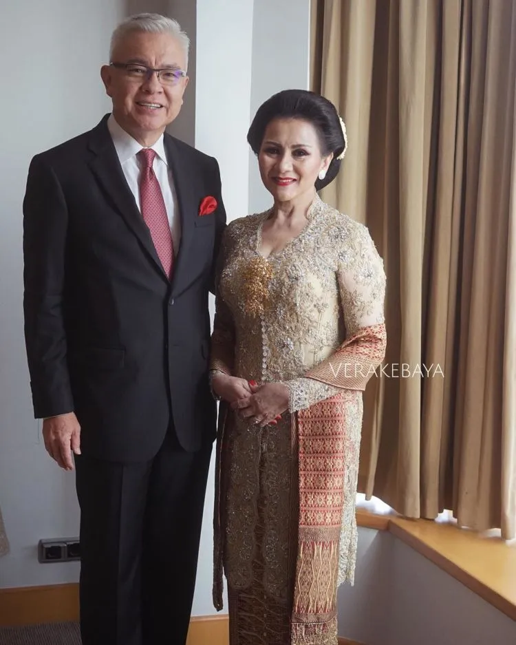 12 Model Kebaya untuk Ibu-Ibu di Hari Pernikahanmu 17