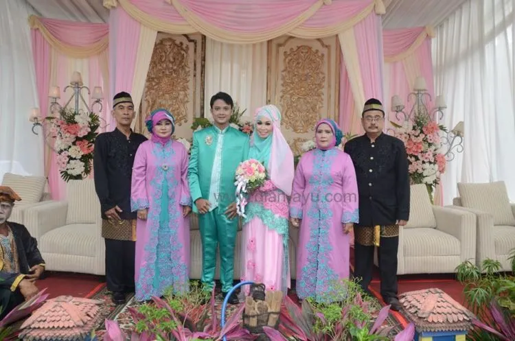 12 Model Kebaya untuk Ibu-Ibu di Hari Pernikahanmu 22
