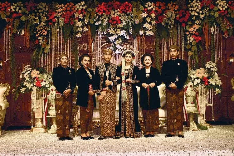 12 Model Kebaya untuk Ibu-Ibu di Hari Pernikahanmu 24
