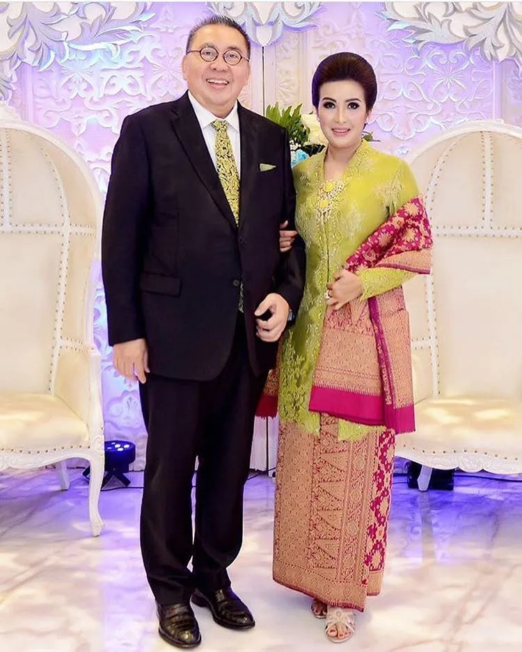 12 Model Kebaya untuk Ibu-Ibu di Hari Pernikahanmu 19