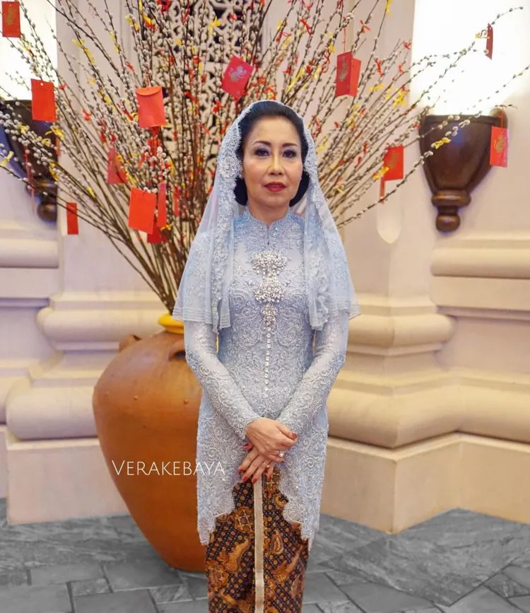 12 Model Kebaya untuk Ibu-Ibu di Hari Pernikahanmu 15