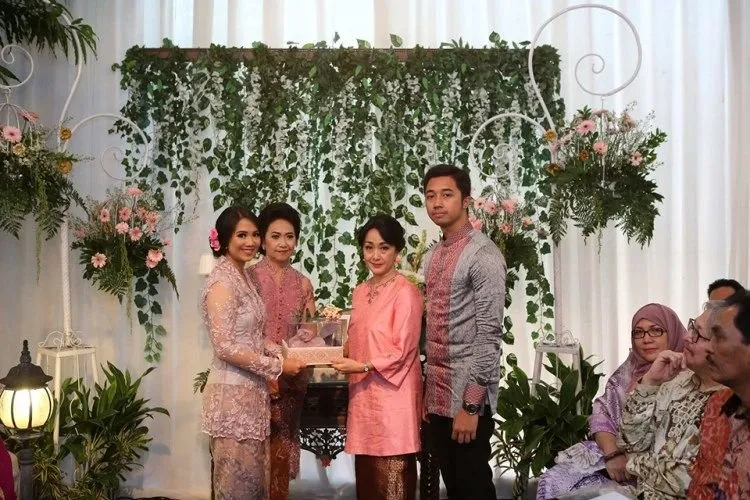 9 Ide Dekorasi Photobooth Unik dan Lucu untuk Prosesi Lamaran. Agar Selalu Terkenang dan Mengesankan 18