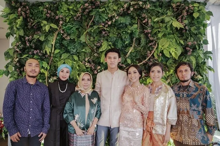9 Ide Dekorasi Photobooth Unik dan Lucu untuk Prosesi Lamaran. Agar Selalu Terkenang dan Mengesankan 23