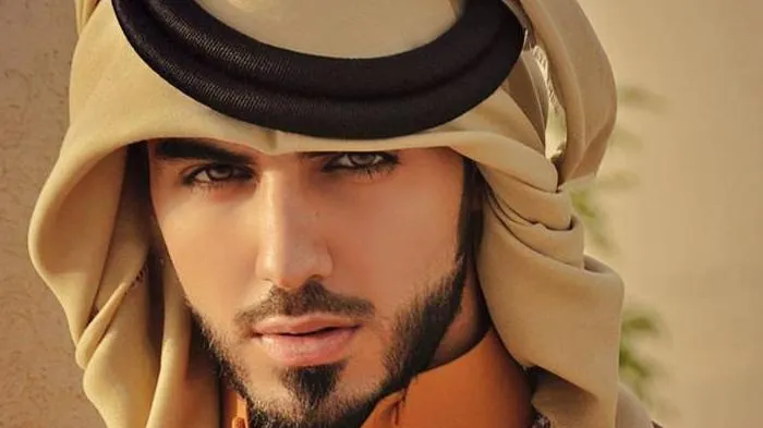 Nggak Melulu Pakai Gamis dan Keffiyeh, Inilah 12 Style Cowok Arab a la Omar Borkan Al Gala 13