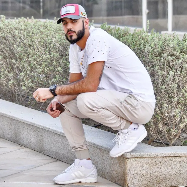 Nggak Melulu Pakai Gamis dan Keffiyeh, Inilah 12 Style Cowok Arab a la Omar Borkan Al Gala 18