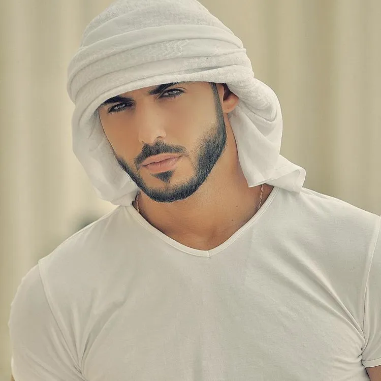Nggak Melulu Pakai Gamis dan Keffiyeh, Inilah 12 Style Cowok Arab a la Omar Borkan Al Gala 20