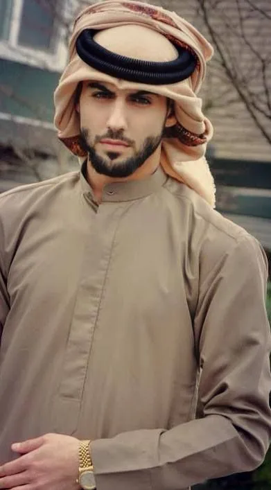Nggak Melulu Pakai Gamis dan Keffiyeh, Inilah 12 Style Cowok Arab a la Omar Borkan Al Gala 15