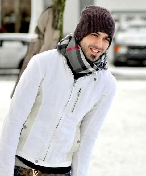 Nggak Melulu Pakai Gamis dan Keffiyeh, Inilah 12 Style Cowok Arab a la Omar Borkan Al Gala 22