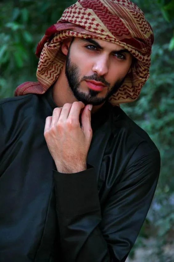 Nggak Melulu Pakai Gamis dan Keffiyeh, Inilah 12 Style Cowok Arab a la Omar Borkan Al Gala 16