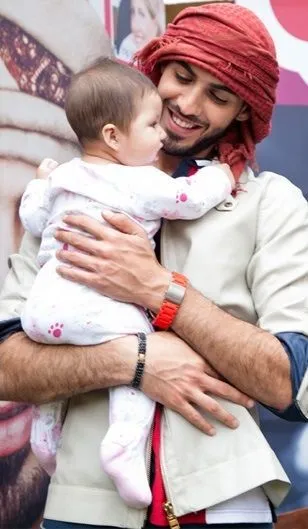 Nggak Melulu Pakai Gamis dan Keffiyeh, Inilah 12 Style Cowok Arab a la Omar Borkan Al Gala 24