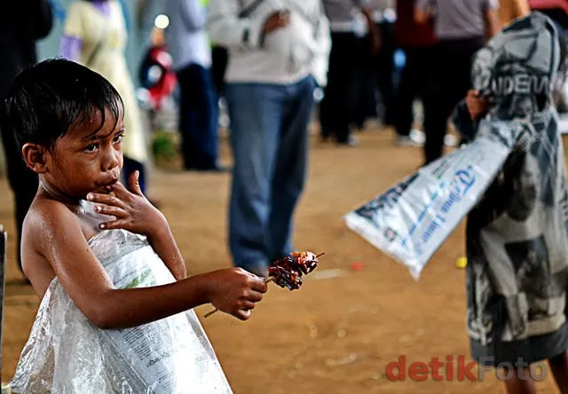 Anak kecil jualan koran