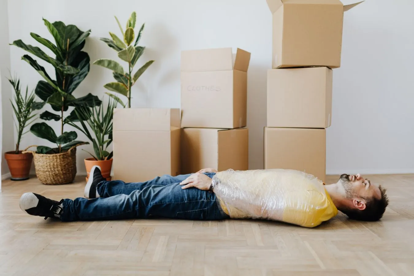 5 Kebiasaan Buruk Temen yang Suka Nodong Oleh-oleh Saat Kamu Lagi Traveling. Ngeselin Abis Deh! 5