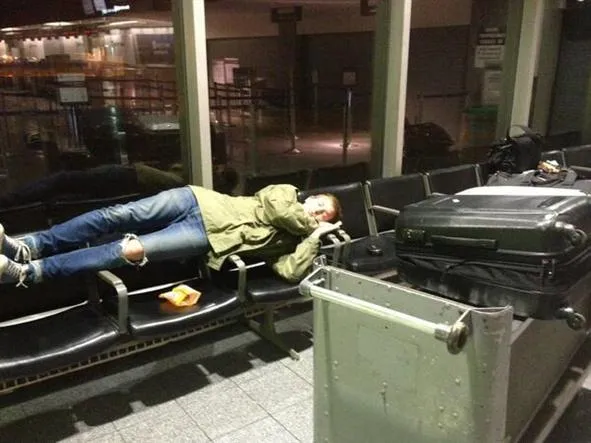 Begini 10 Cara Tidur di Airport yang Kocak Banget. Yakin Deh Bakal Ngakak Saking Kreatifnya! 18