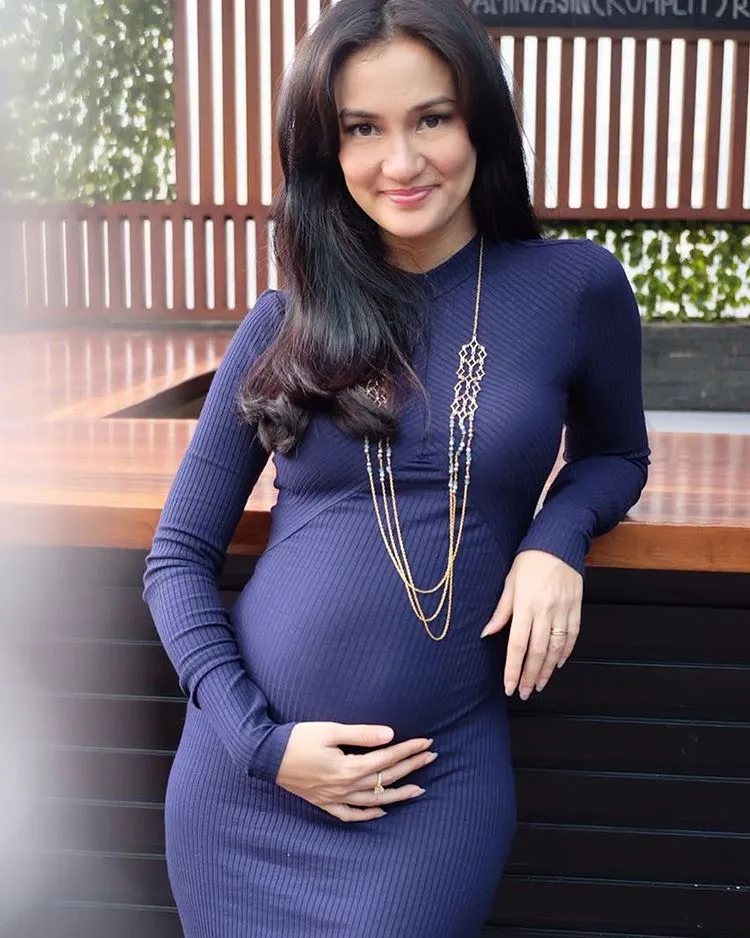 Parade Foto Aktris yang Justru Terlihat Lebih Seksi Pas Hamil. Tenang, Nanti Istrimu Juga Gitu Kok! 13