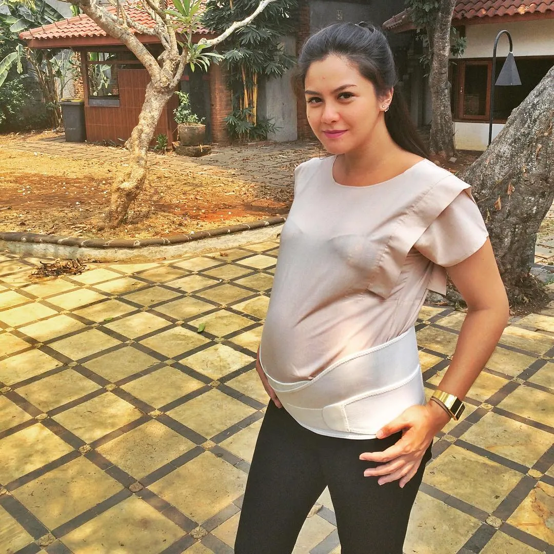 Parade Foto Aktris yang Justru Terlihat Lebih Seksi Pas Hamil. Tenang, Nanti Istrimu Juga Gitu Kok! 11