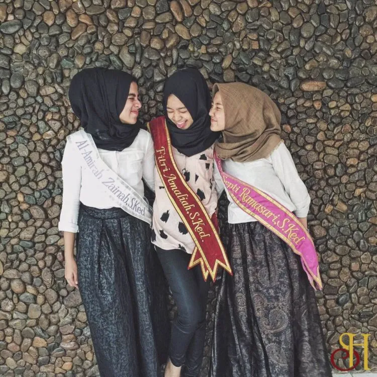 8 Benda Lucu untuk Penyambutan Sidang Skripsi, Dijamin Foto-foto Perayaan Jadi Lebih Seru Deh! 10