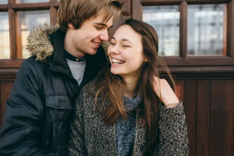 6 Perbedaan Dia yang Benar-benar Sayang atau Cuma Jadiin Kamu Cadangan. Cari Tahu Buat Memastikan! 11
