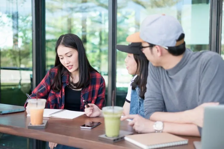 Saat Teman Seumuran Udah Pada Nikah, 8 Hal Ini Sering Dirasa Cewek yang Masih Asyik Sendirian 8