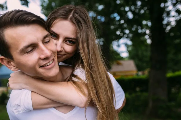 6 Perbedaan Dia yang Benar-benar Sayang atau Cuma Jadiin Kamu Cadangan. Cari Tahu Buat Memastikan! 10