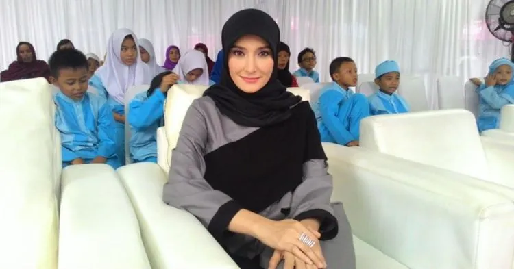 Jarang Pamer Suami di Media Sosialnya, Rumah Tangga 7 Seleb Cantik Ini Ternyata Tetap Bahagia Aja 11