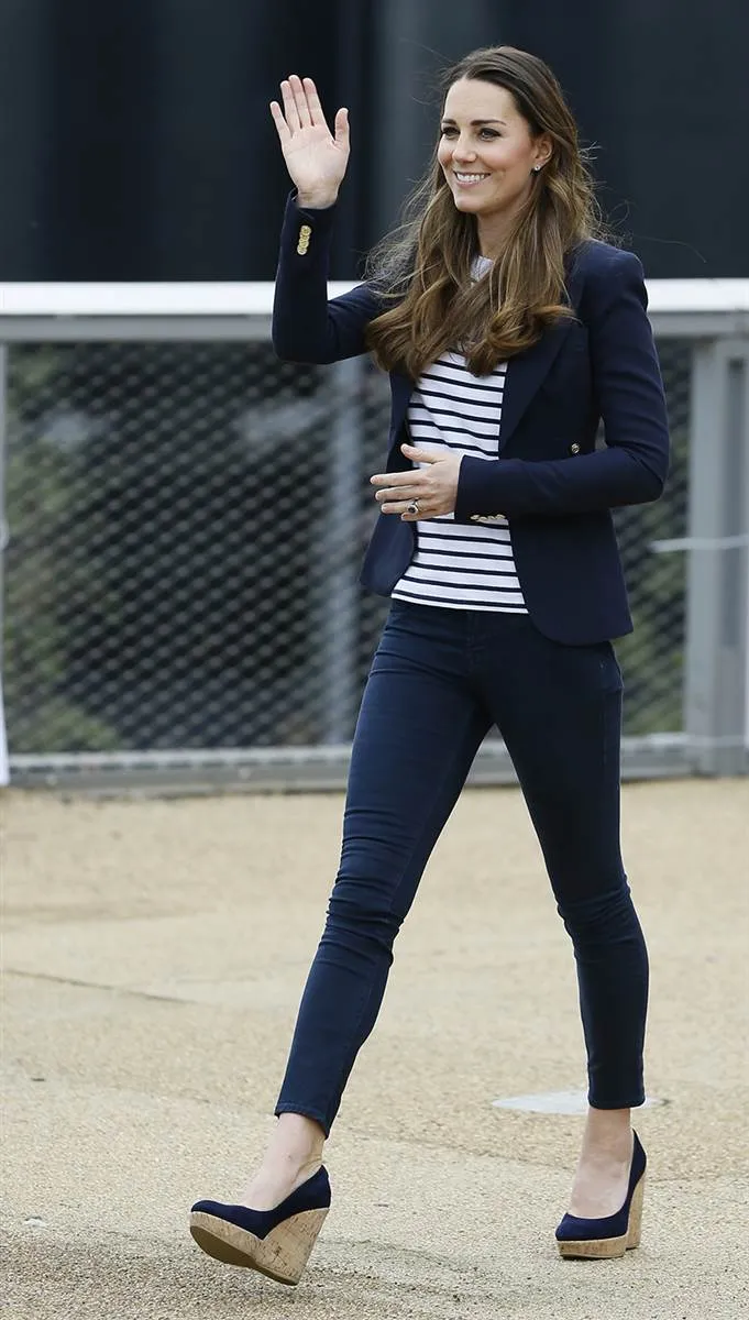 9 Gaya Kasual Kate Middleton. Nggak Nyangka Ya Fashion Putri Kerajaan Bisa Kamu Tiru Juga 17