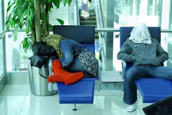Begini 10 Cara Tidur di Airport yang Kocak Banget. Yakin Deh Bakal Ngakak Saking Kreatifnya! 20