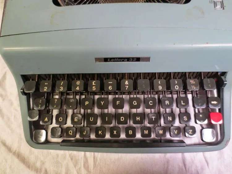 Bukan Sekadar Asal-asalan, Inilah Alasan Di Balik Susunan Huruf Keyboard Kita yang Berantakan 9