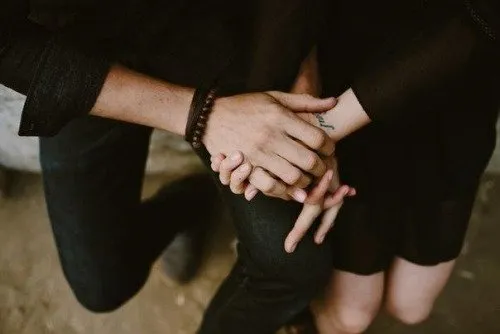 Ingin Tahu Perasaan Cowokmu yang Sebenarnya? Coba Cek Dari Genggaman Tangannya 9