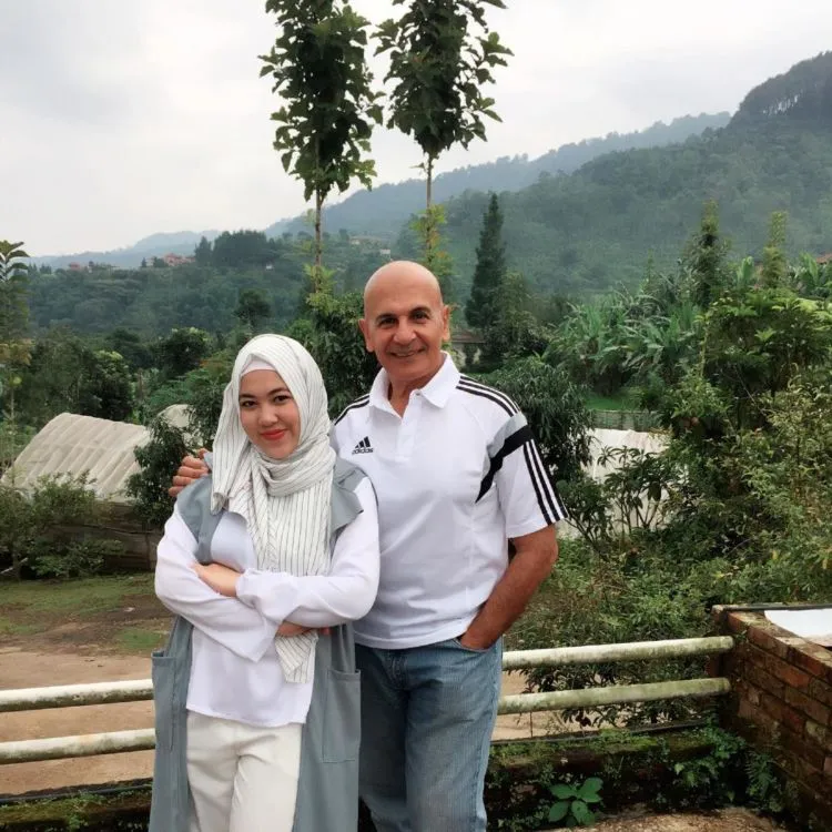 8 Pasangan Ini Buktikan Bahwa Beda Usia Tak Jadi Soal. Yang Lebih Pantas Jadi Nenek Ketimbang Istri Pun Ada 10