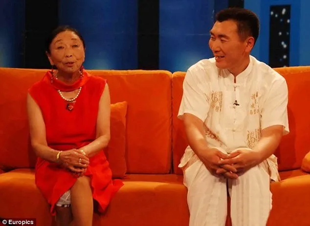 8 Pasangan Ini Buktikan Bahwa Beda Usia Tak Jadi Soal. Yang Lebih Pantas Jadi Nenek Ketimbang Istri Pun Ada 16