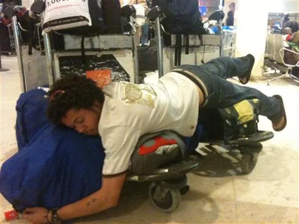Begini 10 Cara Tidur di Airport yang Kocak Banget. Yakin Deh Bakal Ngakak Saking Kreatifnya! 14