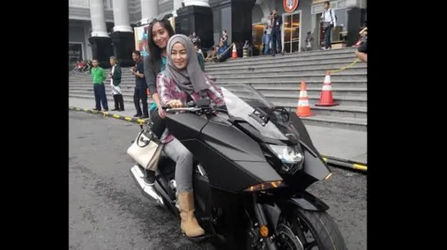 Sebenarnya Sah-sah Aja Cewek Mengendarai Motor Cowok. Tapi kok Sering Dianggap Cewek Nggak Bener Ya? 7