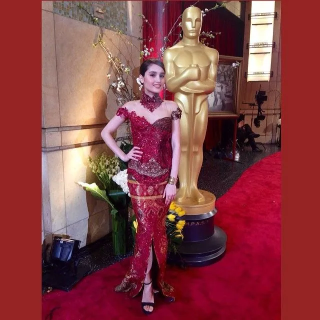 8 Parade Artis Blasteran Memakai Kebaya. Antara Bikin Pangling dan Kelihatan Indonesia Banget! 25