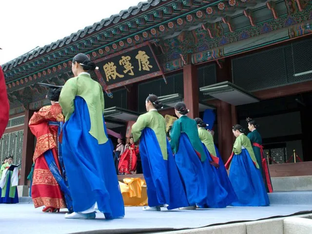 14 Potret Perkembangan Hanbok dari Dulu Hingga Kini, Pakaian Tradisional Korea yang Unik Nan Cantik 26