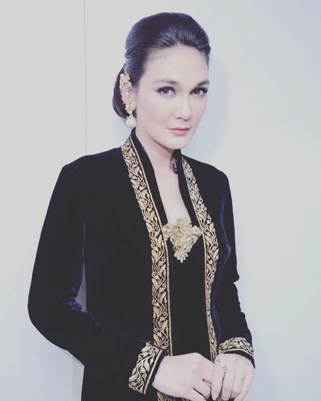 8 Parade Artis Blasteran Memakai Kebaya. Antara Bikin Pangling dan Kelihatan Indonesia Banget! 19