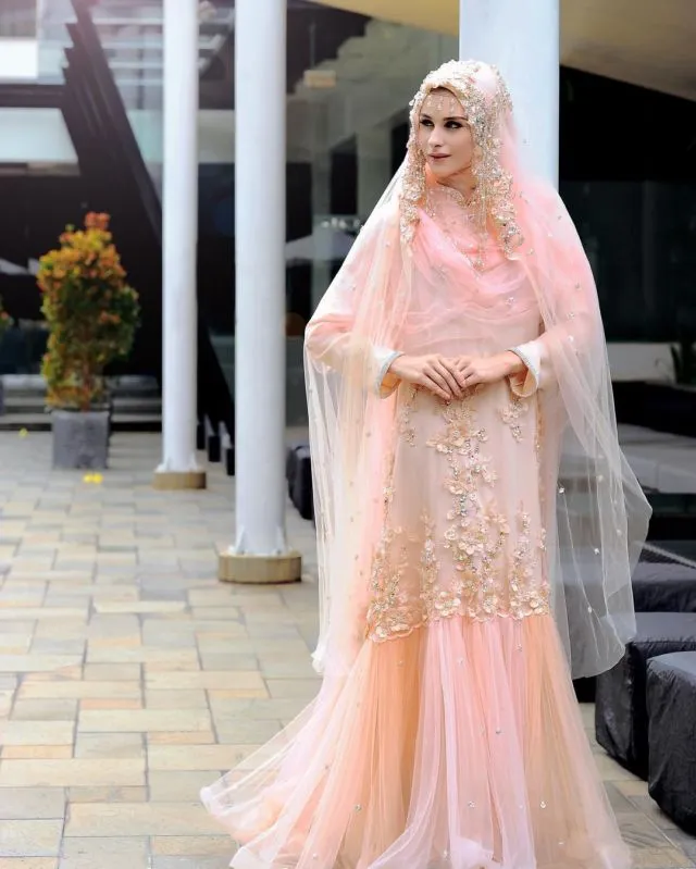 Kamu Berhijab dan Mau Menikah A La Internasional? Intip 14 Gaun Pengantin dari Pernikahan Adik Oki Setiana Dewi yang Mewah, Tapi Tetap Syar'i 20