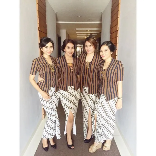 Serba-serbi Kreasi Kain Lurik untuk Kartini Masa Kini, Nggak Cuma Bisa Jadi Kebaya Saja, Lho! 17