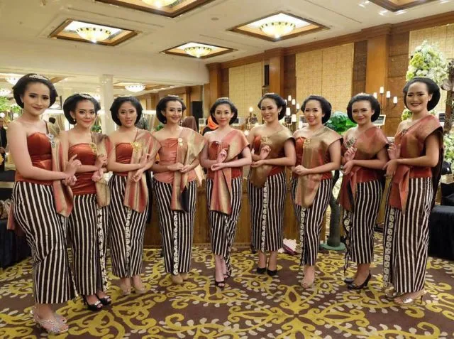 Serba-serbi Kreasi Kain Lurik untuk Kartini Masa Kini, Nggak Cuma Bisa Jadi Kebaya Saja, Lho! 18
