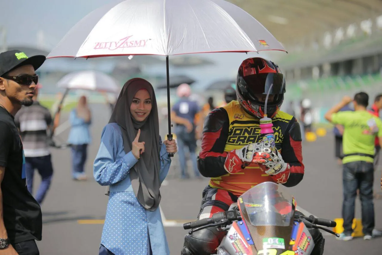 Sebelum Berasumsi Aneh-aneh, Coba Pahami Dulu Beberapa Fakta Menarik Seputar Umbrella Girls Ini! 8