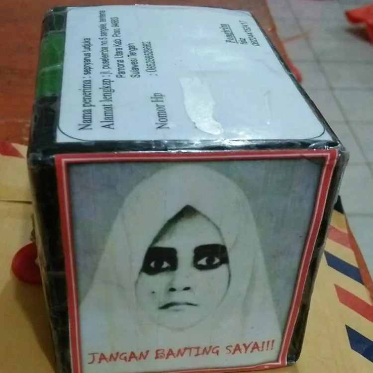 13 Taktik Kocak Biar Paketmu Mendarat Aman, Karena Tulisan ‘Jangan Dibanting’ Saja Nggak Cukup 14