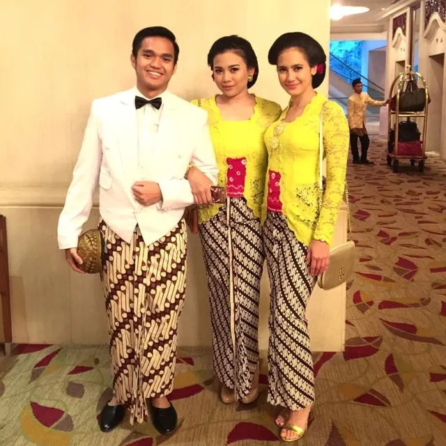8 Parade Artis Blasteran Memakai Kebaya. Antara Bikin Pangling dan Kelihatan Indonesia Banget! 16
