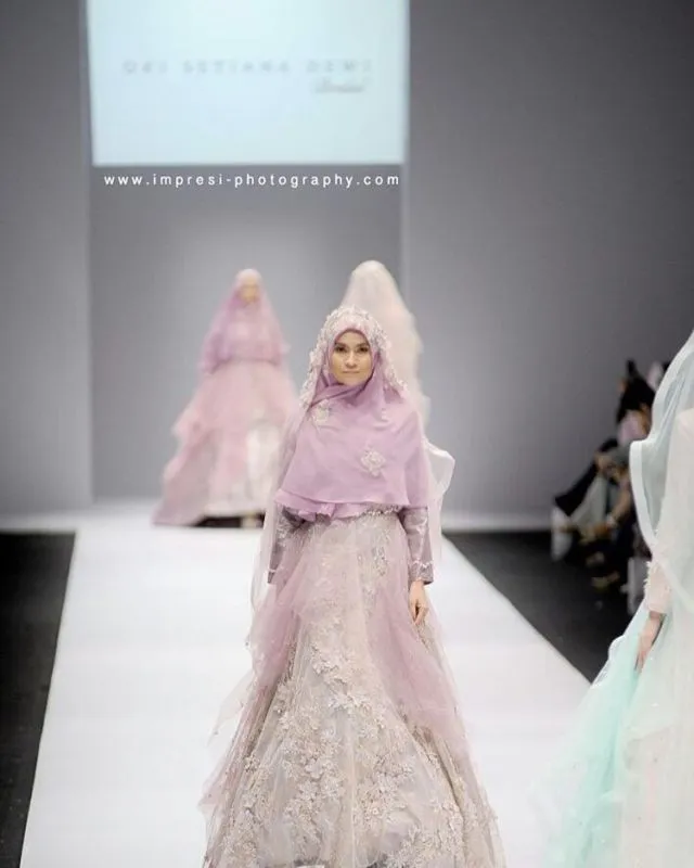 Kamu Berhijab dan Mau Menikah A La Internasional? Intip 14 Gaun Pengantin dari Pernikahan Adik Oki Setiana Dewi yang Mewah, Tapi Tetap Syar'i 23