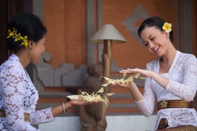 8 Parade Artis Blasteran Memakai Kebaya. Antara Bikin Pangling dan Kelihatan Indonesia Banget! 21