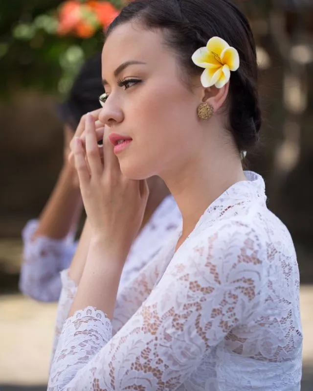 8 Parade Artis Blasteran Memakai Kebaya. Antara Bikin Pangling dan Kelihatan Indonesia Banget! 20