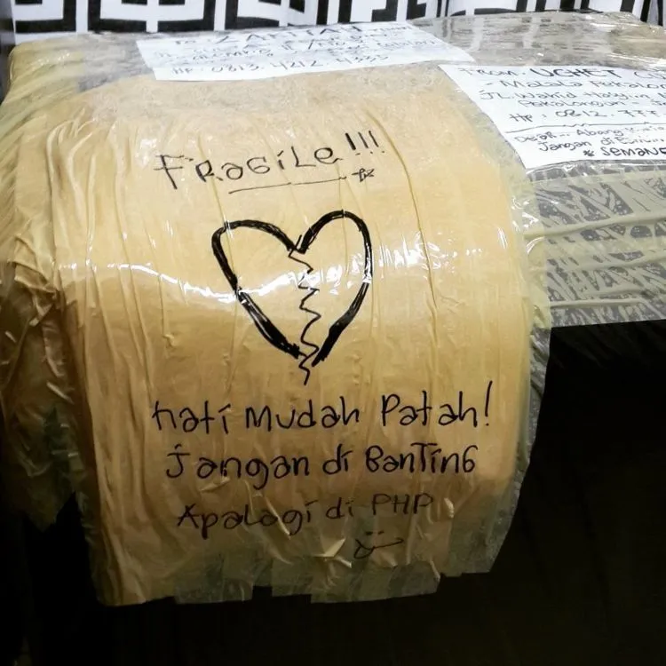 13 Taktik Kocak Biar Paketmu Mendarat Aman, Karena Tulisan ‘Jangan Dibanting’ Saja Nggak Cukup 25