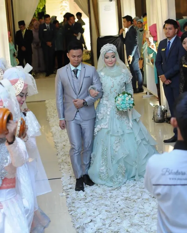 Kamu Berhijab dan Mau Menikah A La Internasional? Intip 14 Gaun Pengantin dari Pernikahan Adik Oki Setiana Dewi yang Mewah, Tapi Tetap Syar'i 22