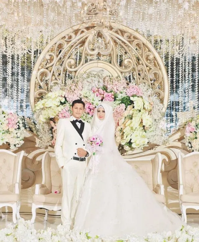 Kamu Berhijab dan Mau Menikah A La Internasional? Intip 14 Gaun Pengantin dari Pernikahan Adik Oki Setiana Dewi yang Mewah, Tapi Tetap Syar'i 15