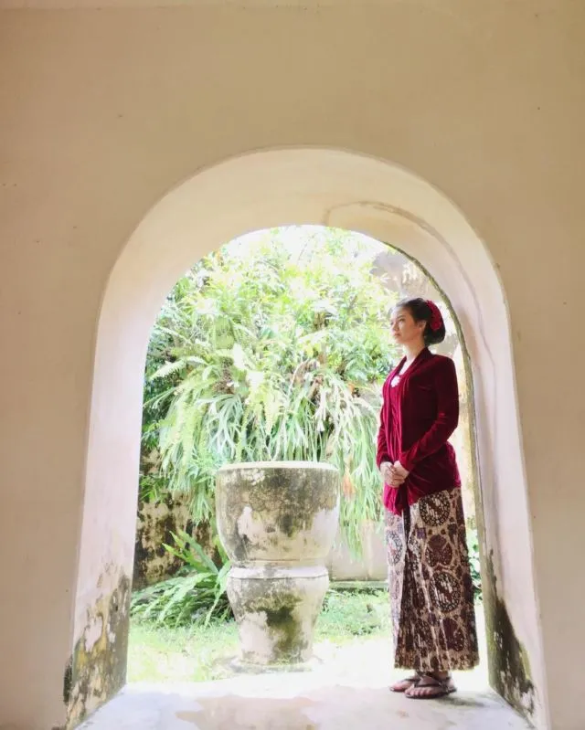 8 Parade Artis Blasteran Memakai Kebaya. Antara Bikin Pangling dan Kelihatan Indonesia Banget! 17