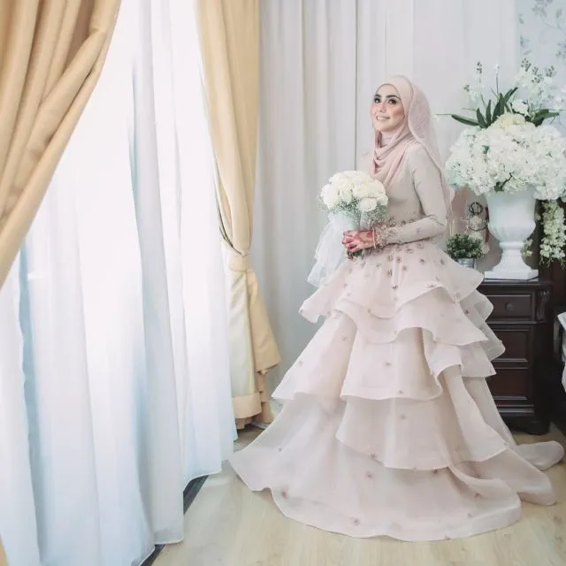 Kamu Berhijab dan Mau Menikah A La Internasional? Intip 14 Gaun Pengantin dari Pernikahan Adik Oki Setiana Dewi yang Mewah, Tapi Tetap Syar'i 28